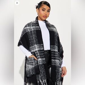 Cozy black/white scarf with pockets NWT